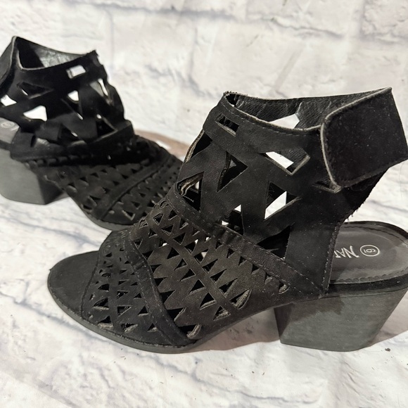 Nature Breeze Elegant Black Footwear - Picture 3 of 4